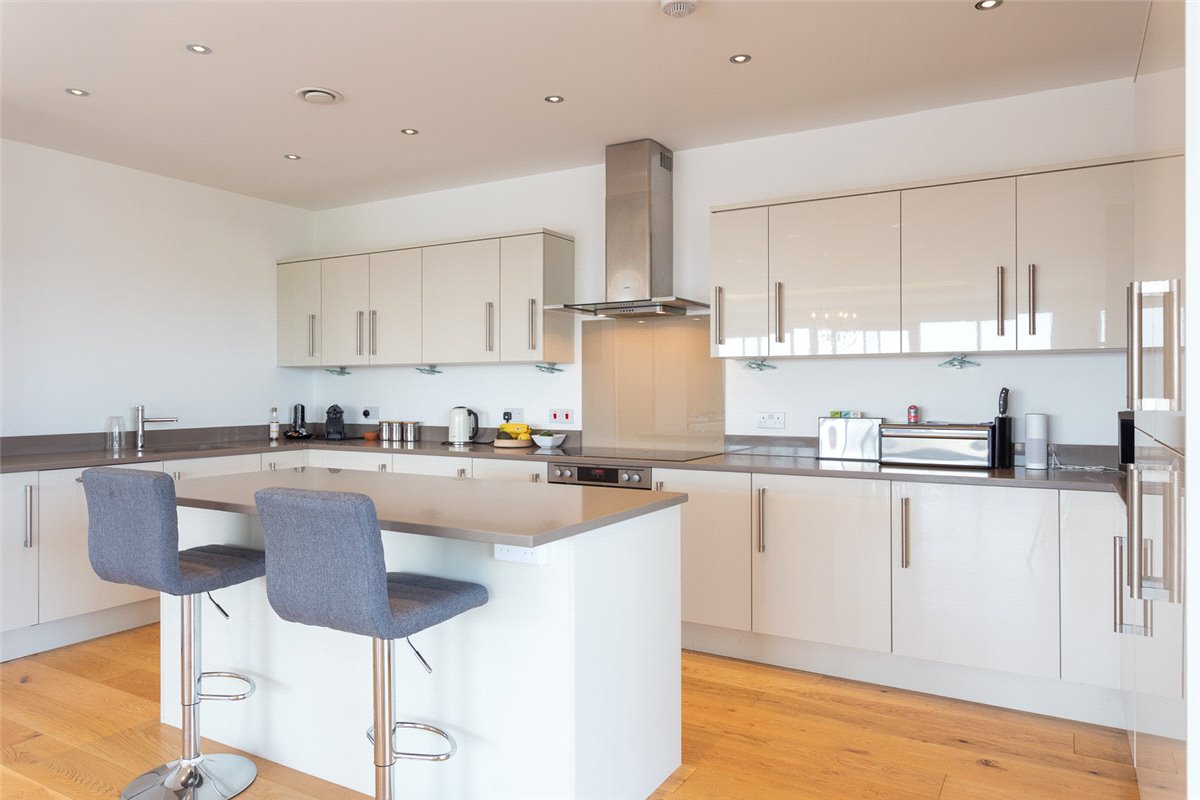 3 bedroom Flat, Chatham House, Racecourse Road, RG14 - Available, Image 4