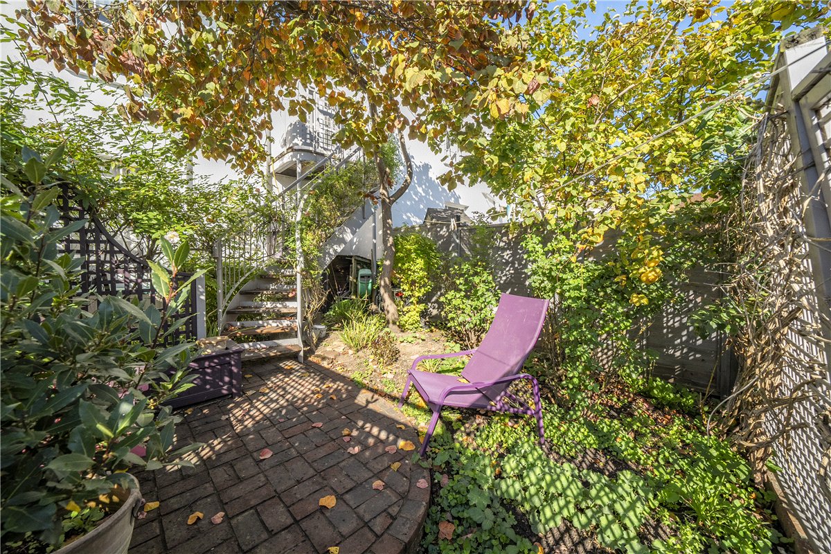 3 bedroom Flat, Hyde Street, Winchester, SO23 - Available, Image 2