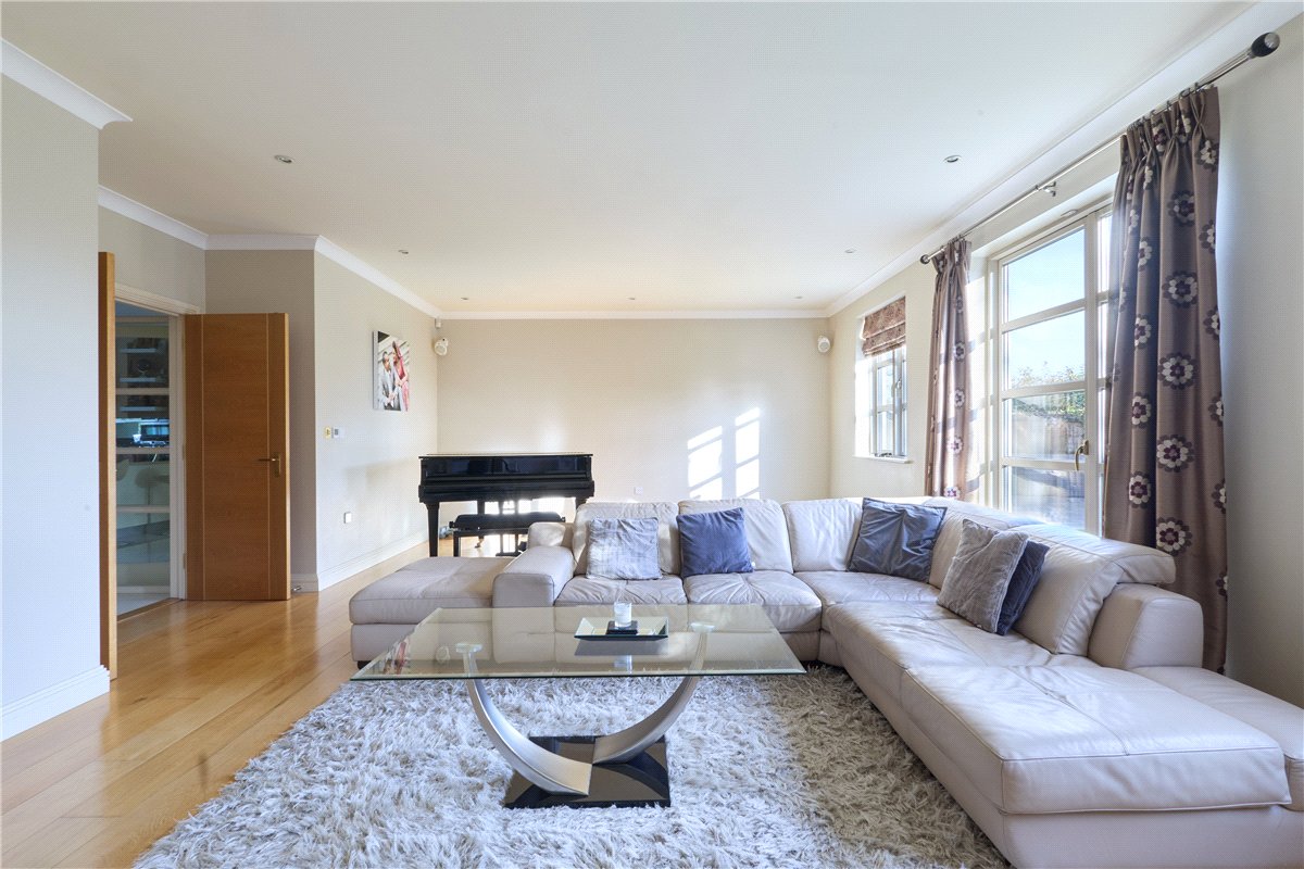 4 bedroom House, Mill Reef, Newmarket, CB8 - Available, Image 13