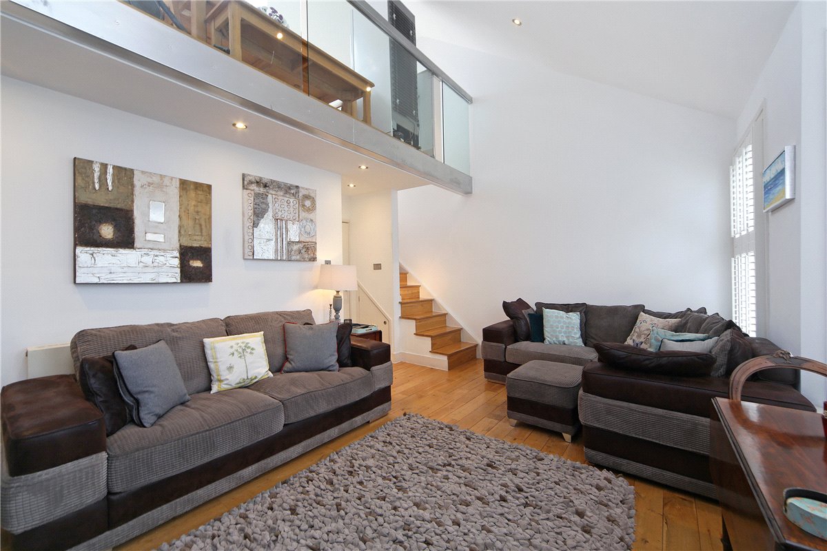 2 bedroom Flat, Queensmill Road, London, SW6 - Available