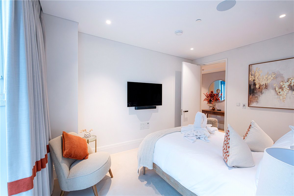 3 bedroom Flat, Cork Street, Mayfair, W1S - Available, Image 25