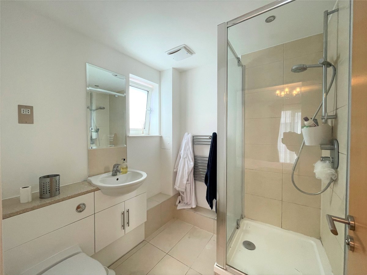 2 bedroom Flat, Park Way, Newbury, RG14 - , Image 5