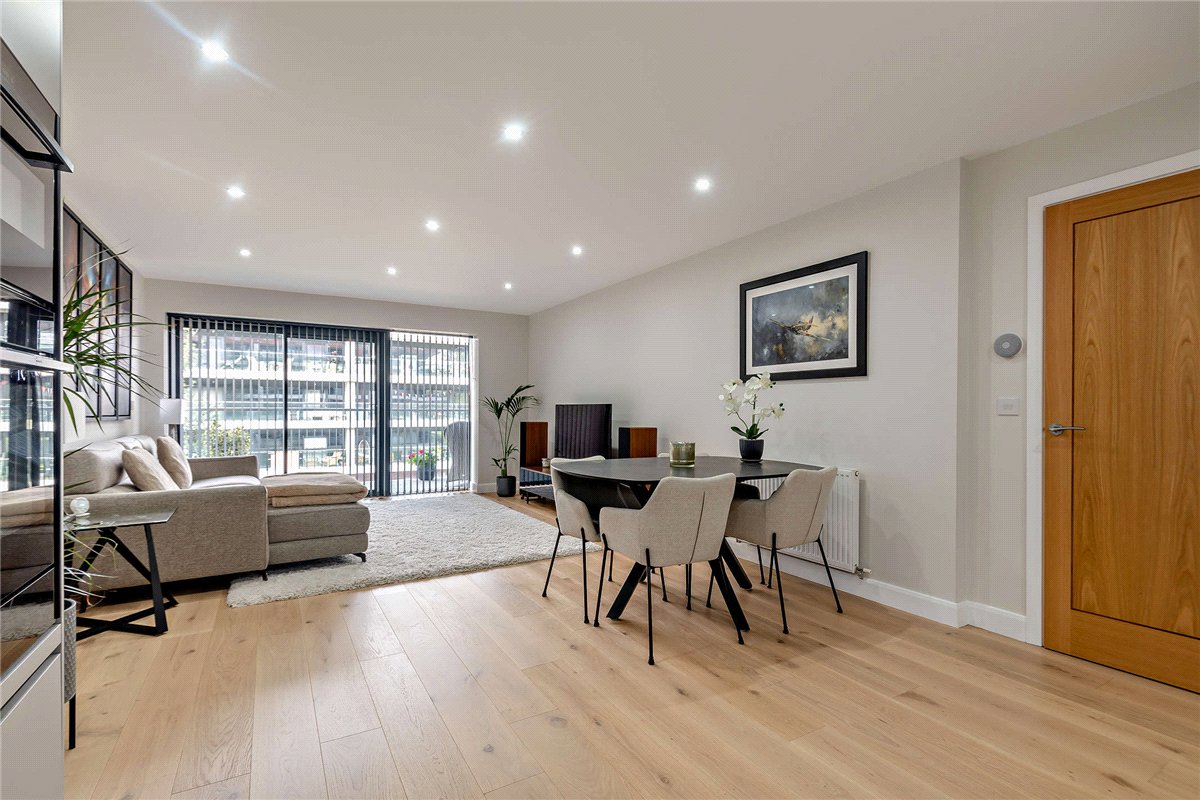 2 bedroom Flat, Racecourse Road, Newbury, RG14 - Available, Image 3