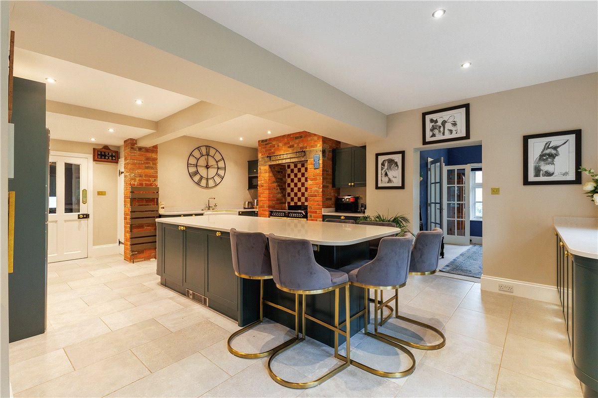 5 bedroom House, Bath Road, Marlborough, SN8 - Available, Image 2