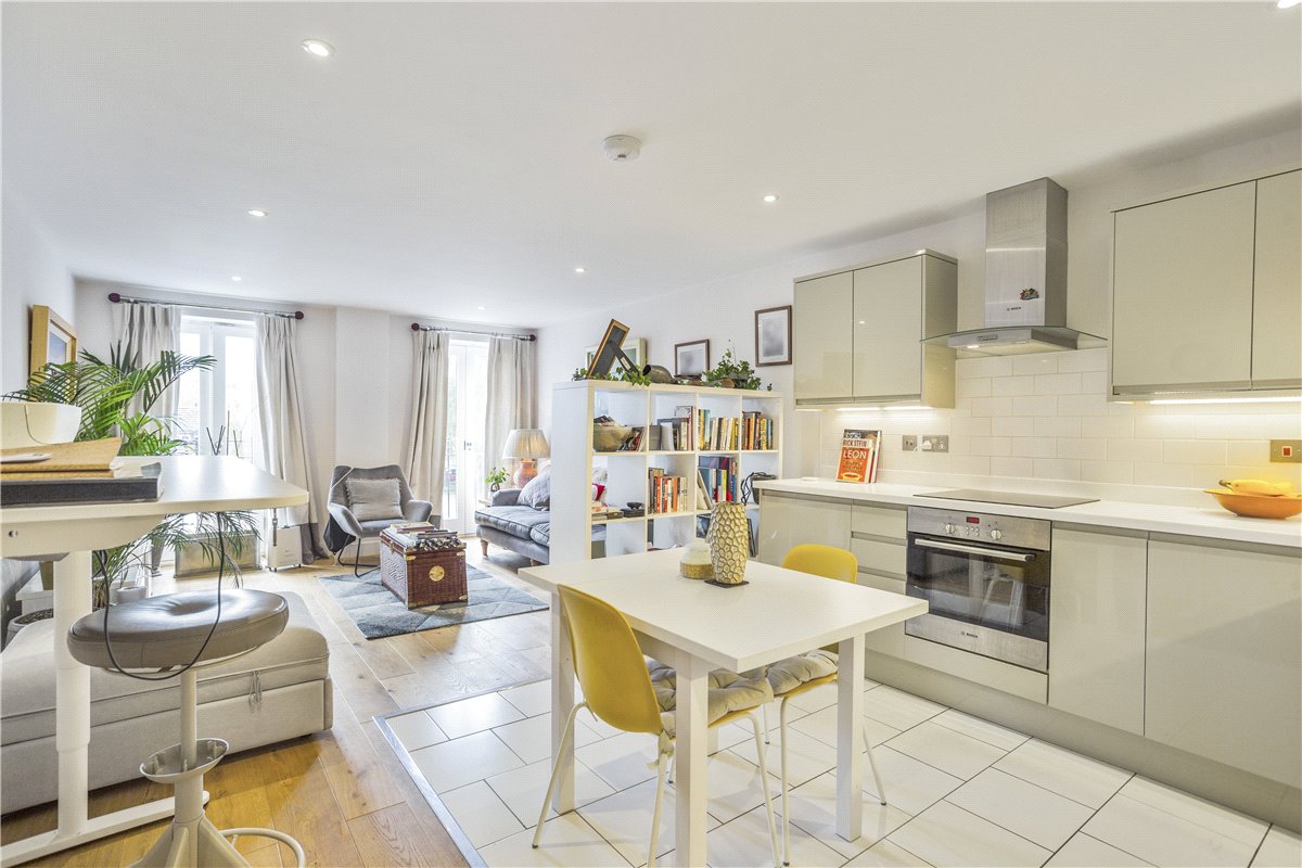 2 bedroom Flat, High Street, Marlborough, SN8 - Available