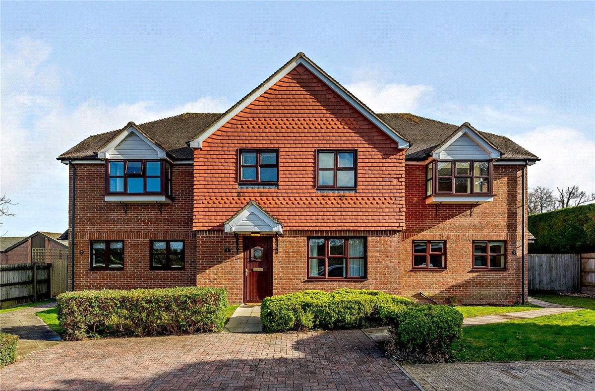 3 bedroom House, Hedge Row, Gore End Road, RG20 - Available