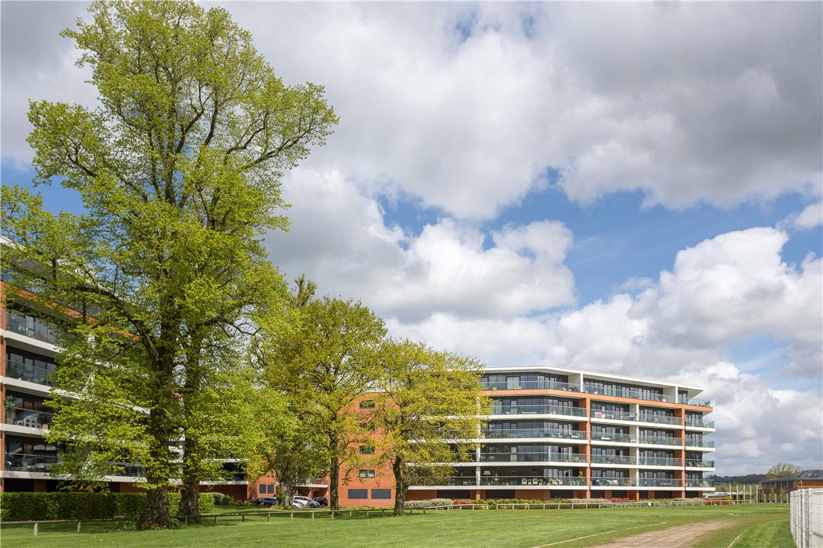 3 bedroom Flat, Racecourse Road, Newbury, RG14 - Available, Image 1