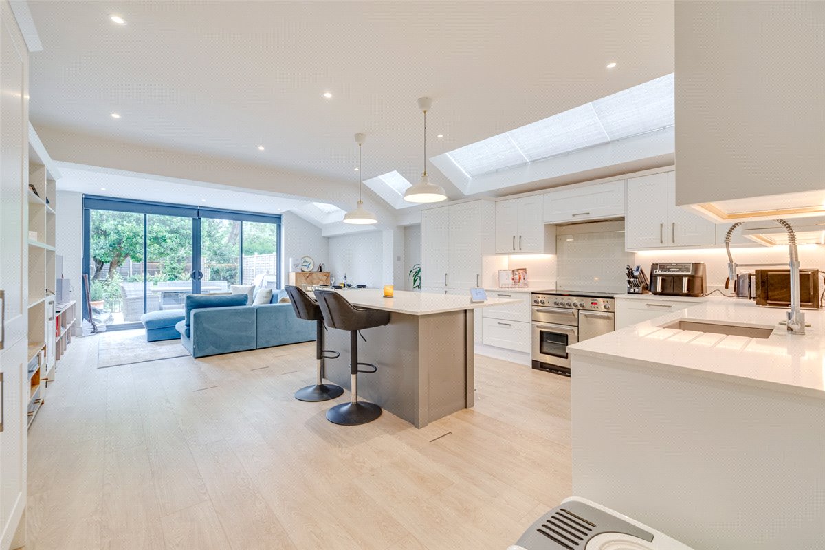 2 bedroom Flat, Niton Street, Bishops Park, SW6 - Let Agreed