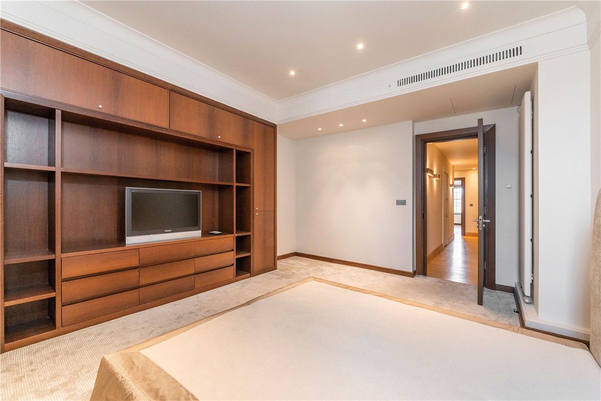 3 bedroom Flat, Grosvenor Square, Mayfair, W1K - Available, Image 3