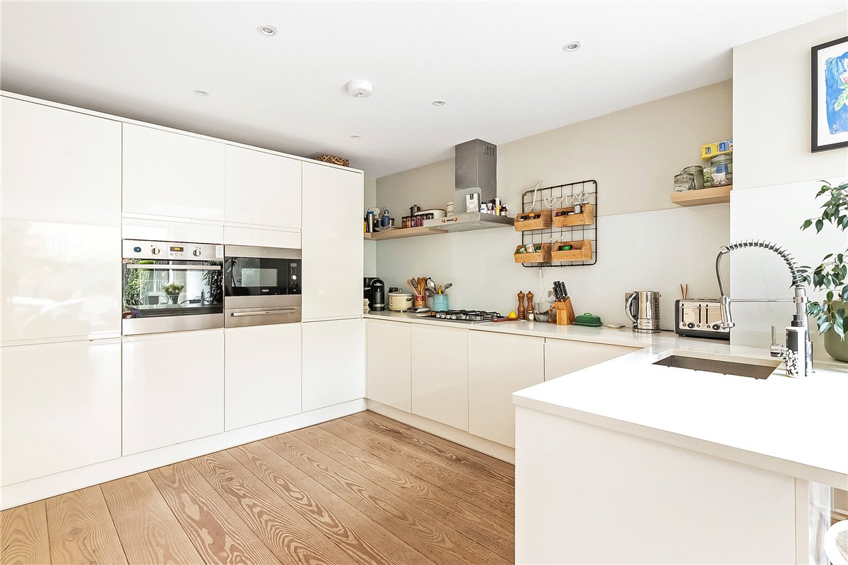 3 bedroom Flat, Trinity Road, London, SW17 - Available, Image 2