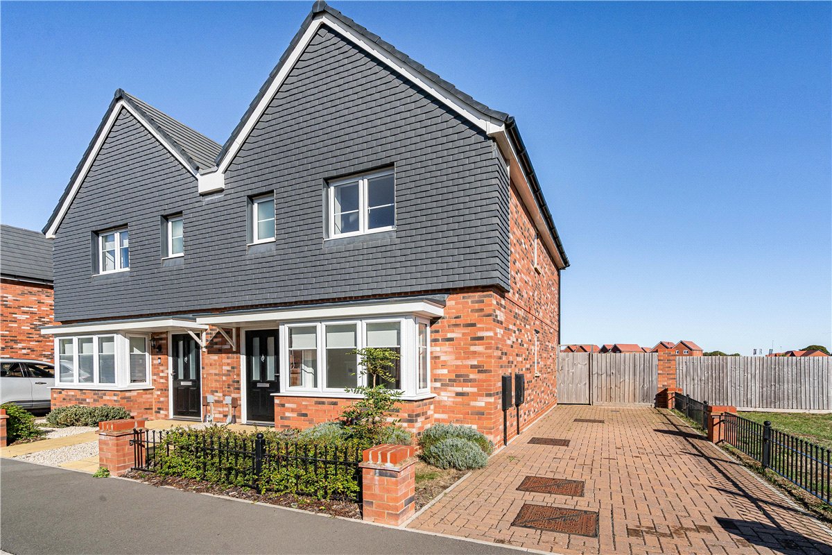 3 bedroom House, Sparrowhawk Crescent, Wootton, NN4 - Available