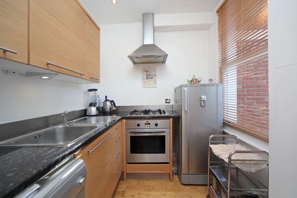 1 bedroom Flat, Crockerton Road, London, SW17 - , Image 2