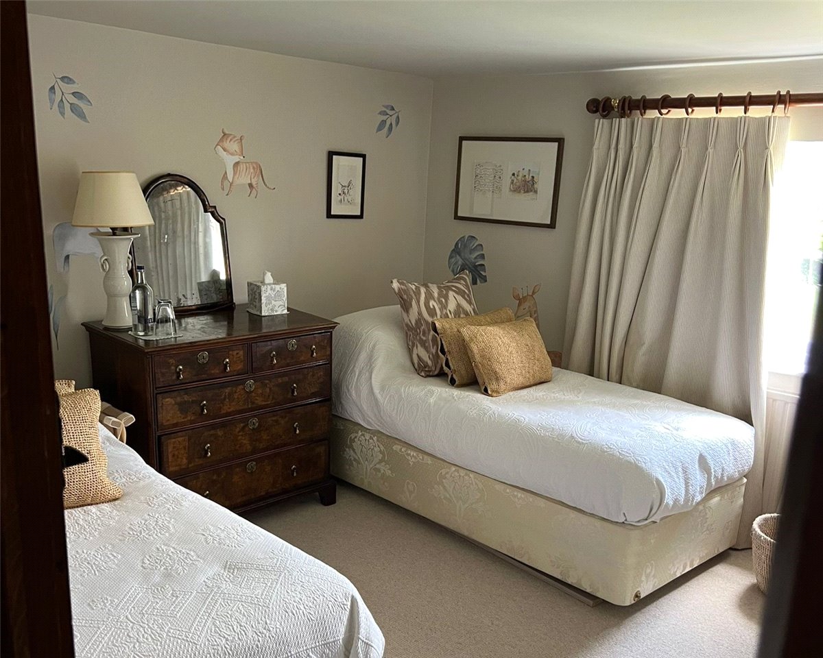 6 bedroom House, Lambourn Woodlands, Hungerford, RG17 - , Image 6