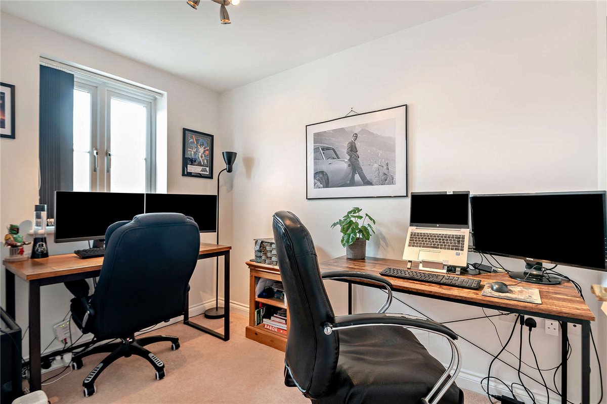 3 bedroom House, Urquhart Road, Thatcham, RG19 - Available, Image 3