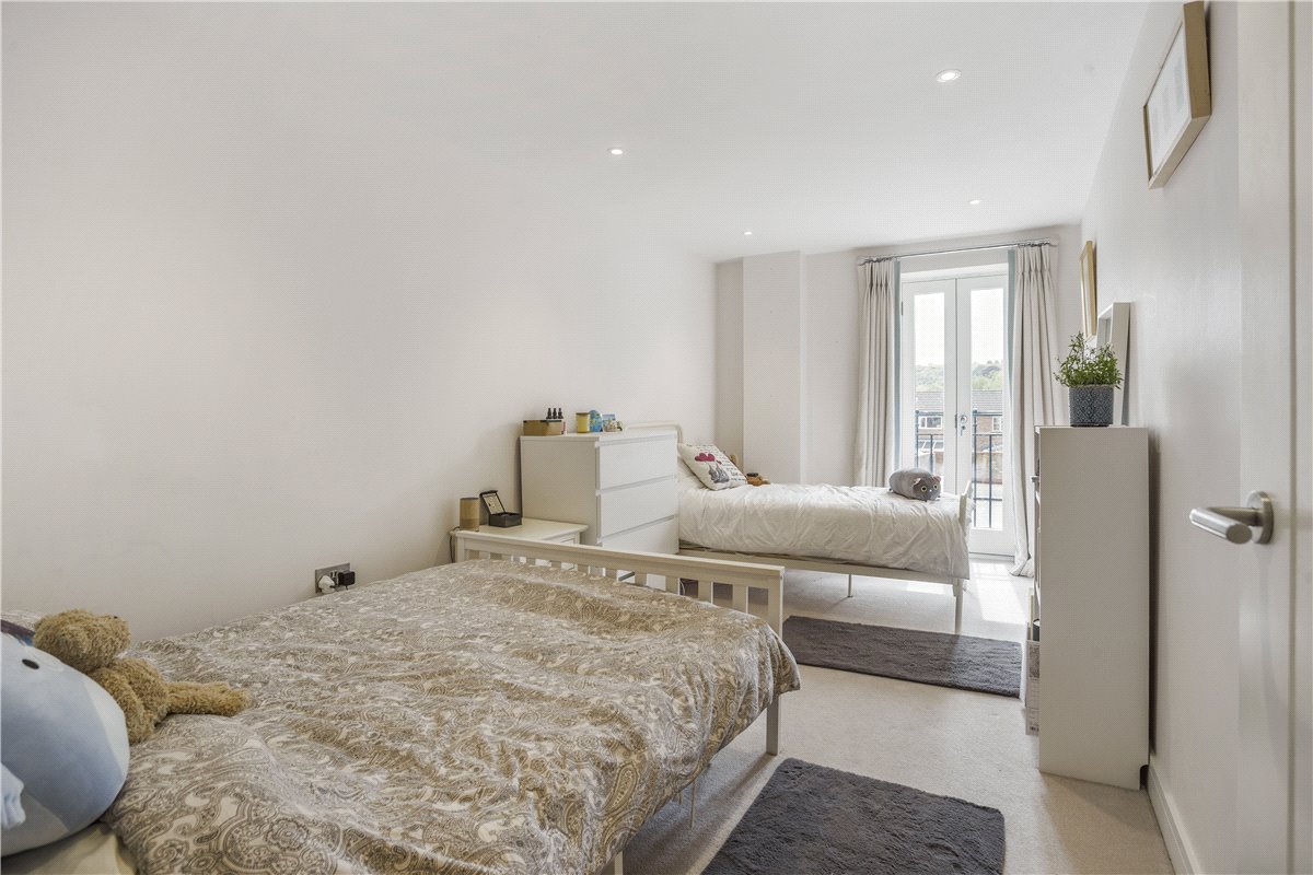 2 bedroom Flat, Ailesbury Court, High Street, SN8 - Available, Image 6