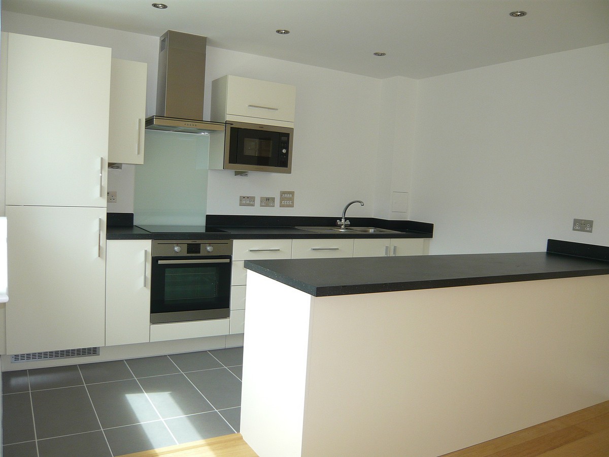 2 bedroom Flat, Park Way, Newbury, RG14 - Available, Image 1