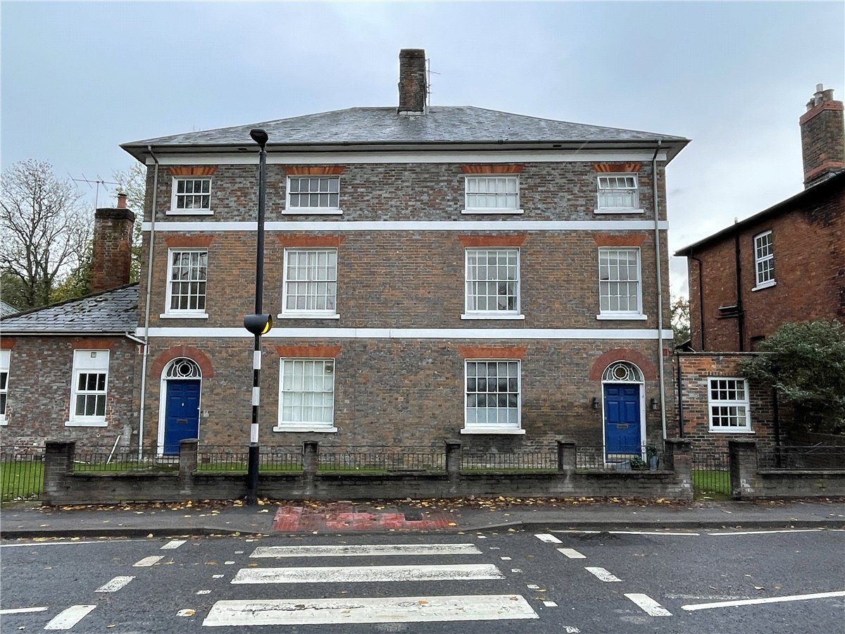 2 bedroom Flat, Charnham Court, Hungerford, RG17 - Available