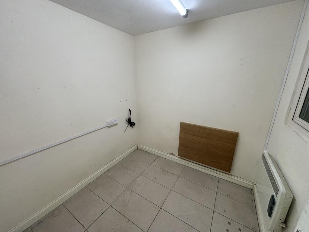 1907 Sq Ft, Walford Cross, Taunton, TA2 - Available, Image 6