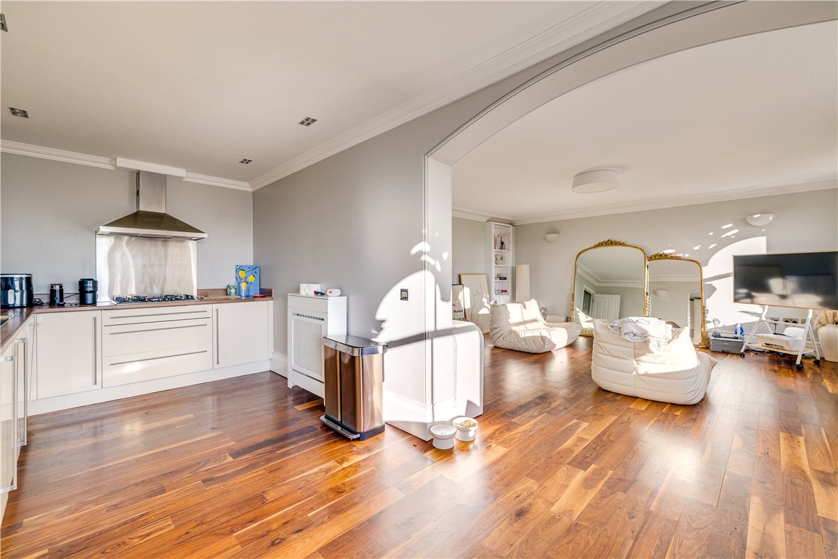 2 bedroom Flat, Clapham Common North Side, London, SW4 - Available, Image 3