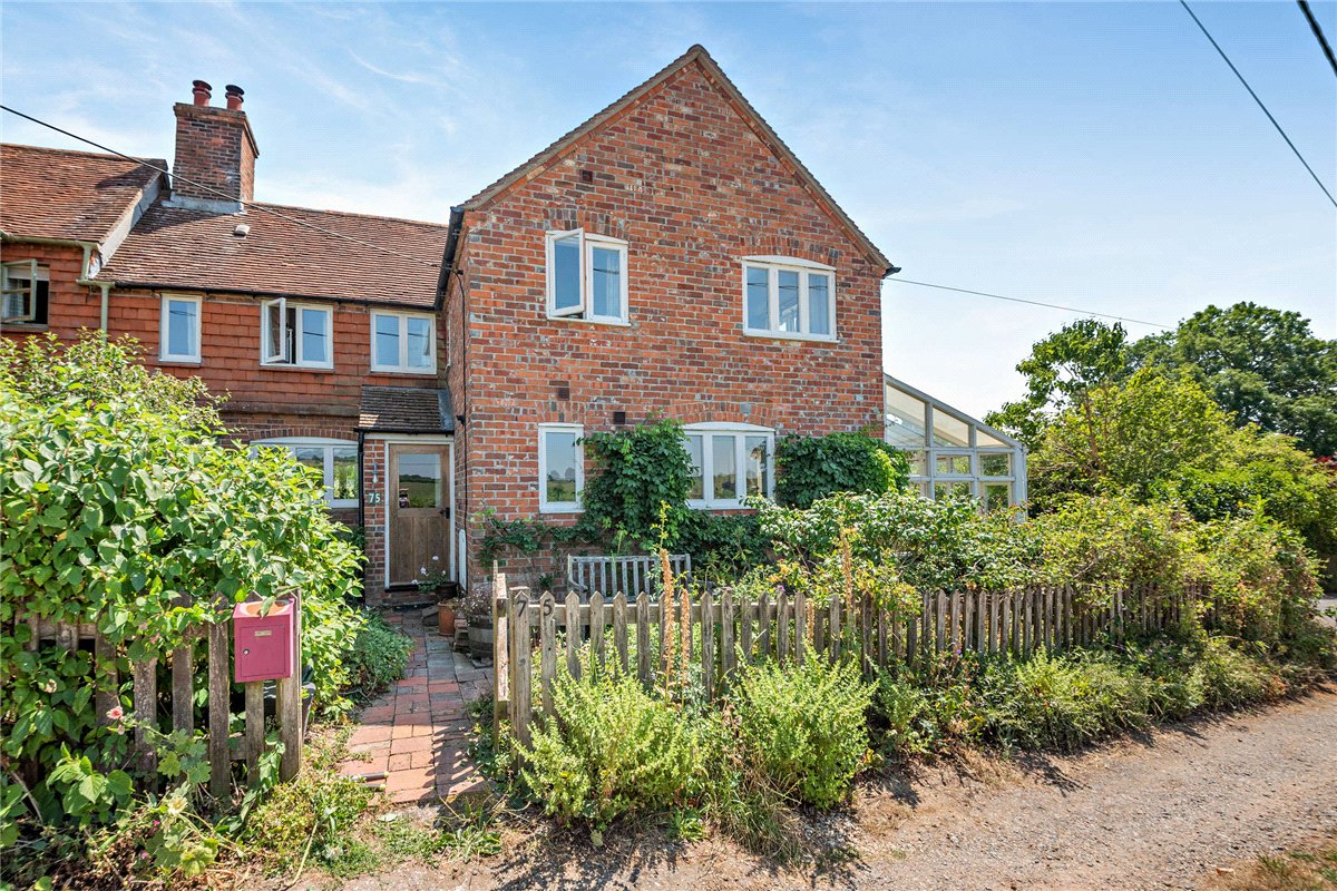 3 bedroom House, Harts Hill Road, Thatcham, RG18 - Available, Image 2