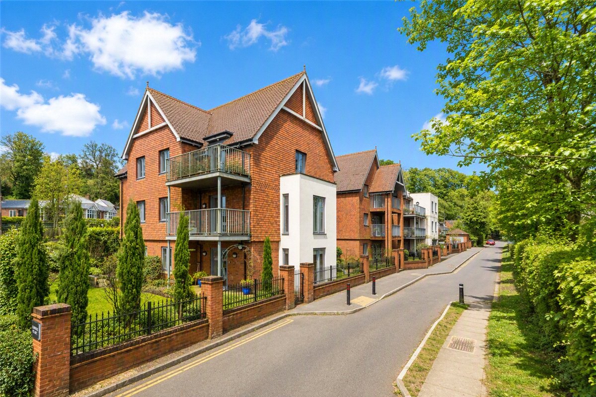 2 bedroom Flat, Granham Close, Marlborough, SN8 - Available