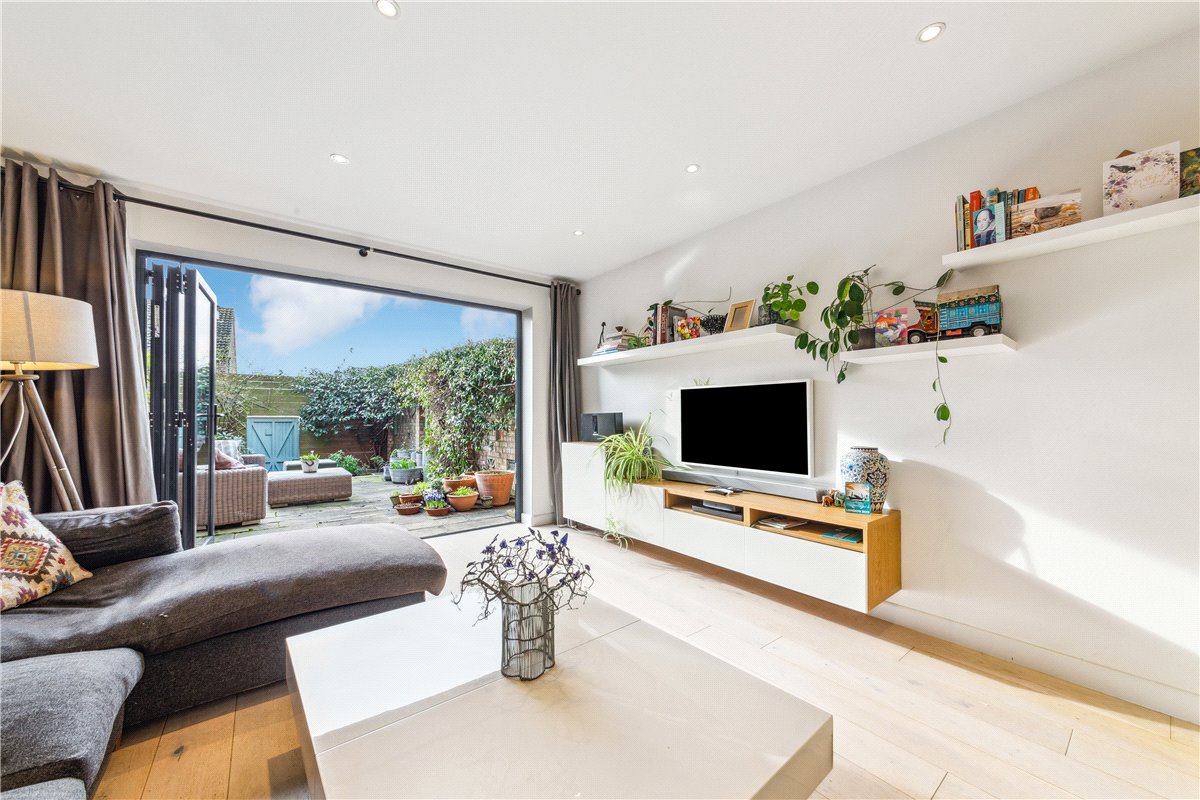 2 bedroom House, St. Peter's Close, London, SW17 - Sold