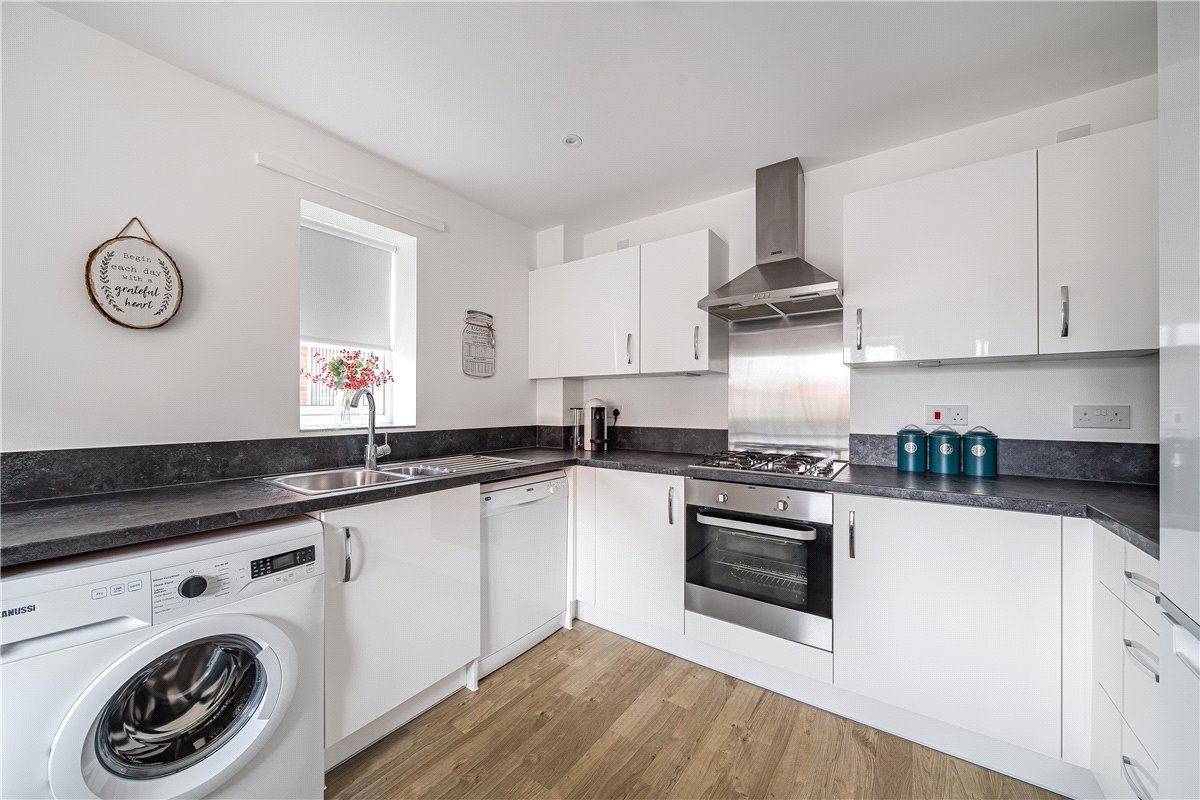3 bedroom House, Fearnley Close, Glebe Farm, MK17 - , Image 4