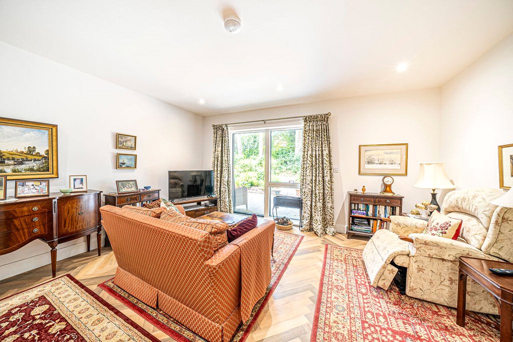 2 bedroom Flat, Holts Court, Sarum Road, SO22 - Sold, Image 5