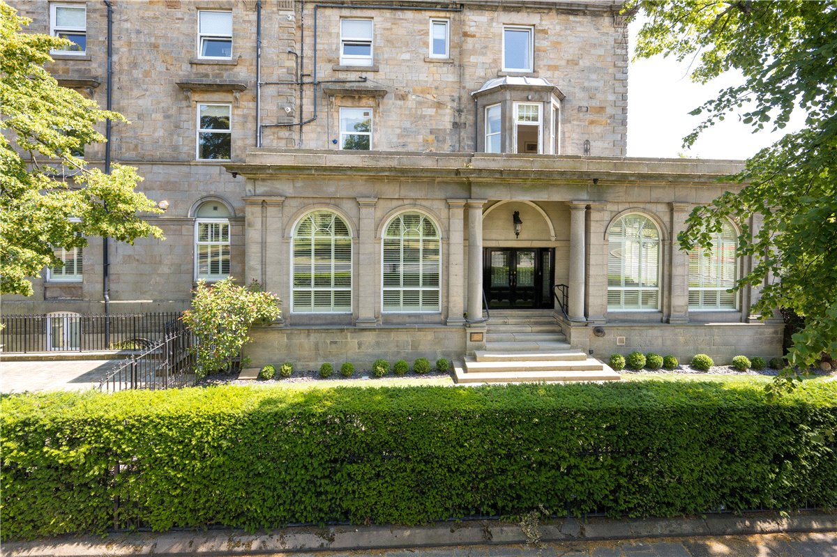 4 bedroom House, Windsor Court, West Park, HG1 - Available