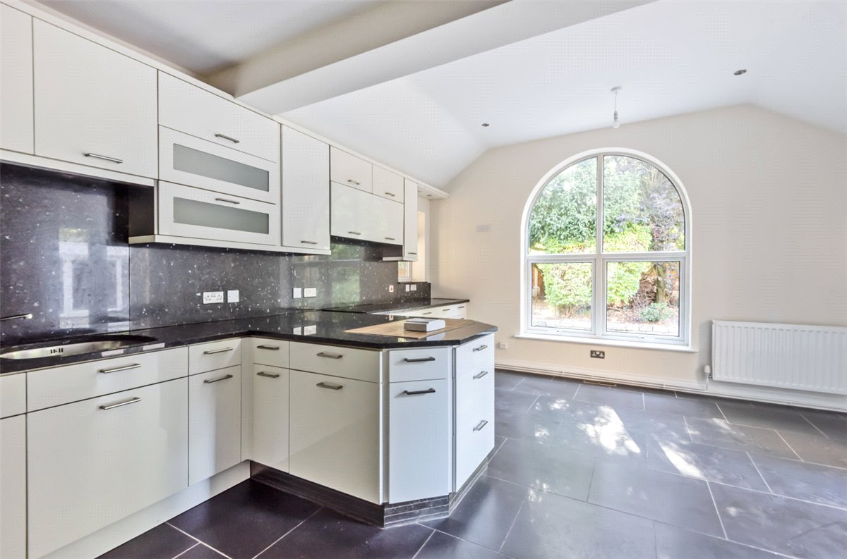 4 bedroom House, Nottingham Road, Nuthall, NG16 - Available, Image 2