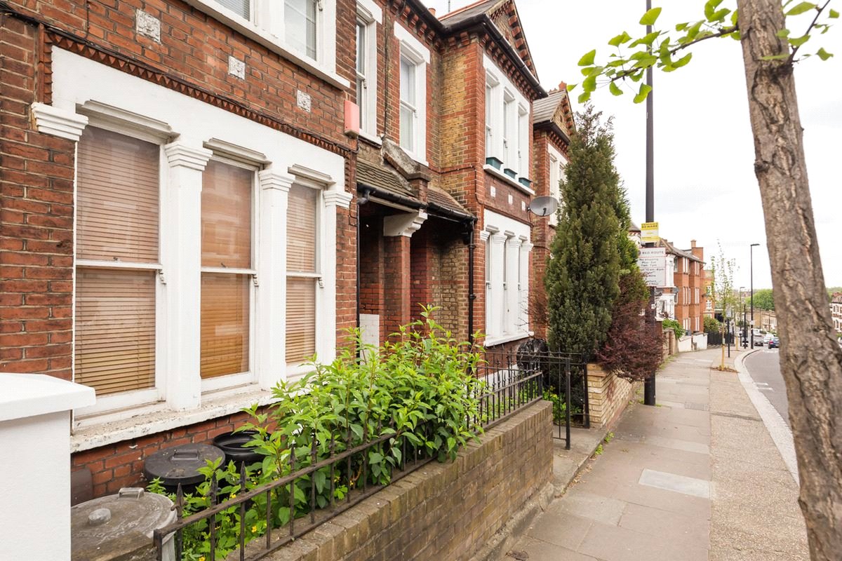 2 bedroom Flat, Latchmere Road, London, SW11 - Sold