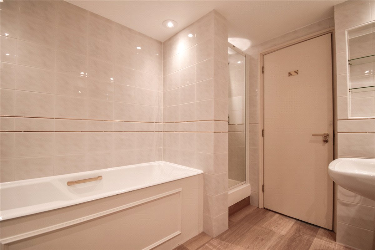 3 bedroom Flat, The Oasthouse, Pinehurst South, CB3 - , Image 8