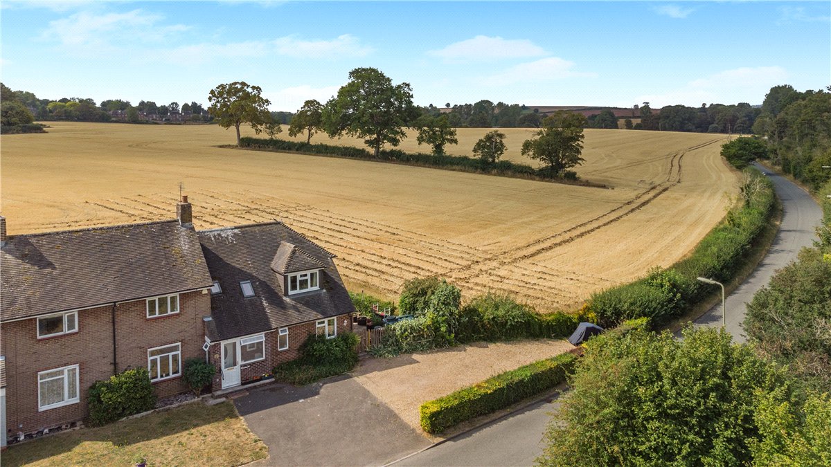 3 bedroom House, Roberts Road, Barton Stacey, SO21 - Available