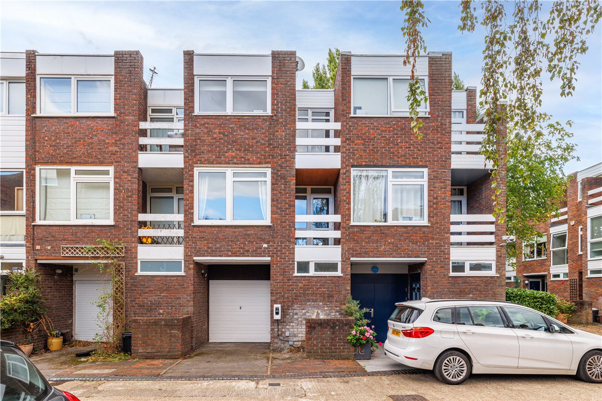 3 bedroom House, King Charles Walk, London, SW19 - Available