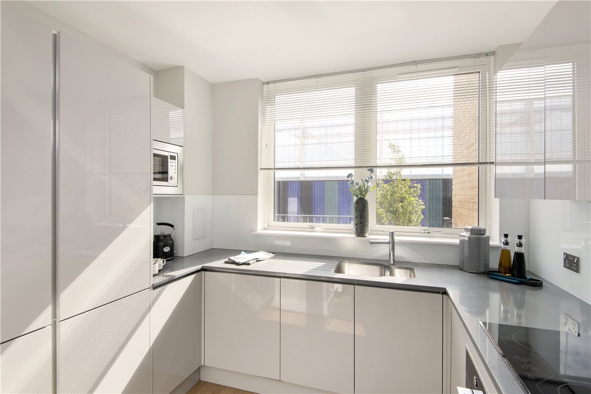 3 bedroom Maisonette, Greyhound Parade, Wimbledon Grounds, London, SW17 - , Image 4