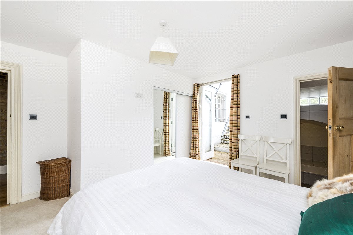 2 bedroom Flat, North Side Wandsworth Common, London, SW18 - , Image 5