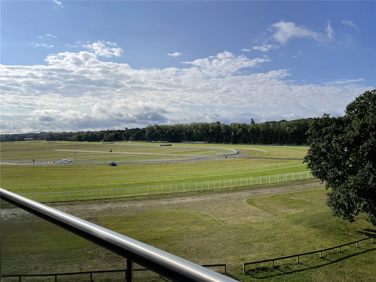 2 bedroom Flat, Racecourse Road, Newbury, RG14 - Let Agreed, Image 2