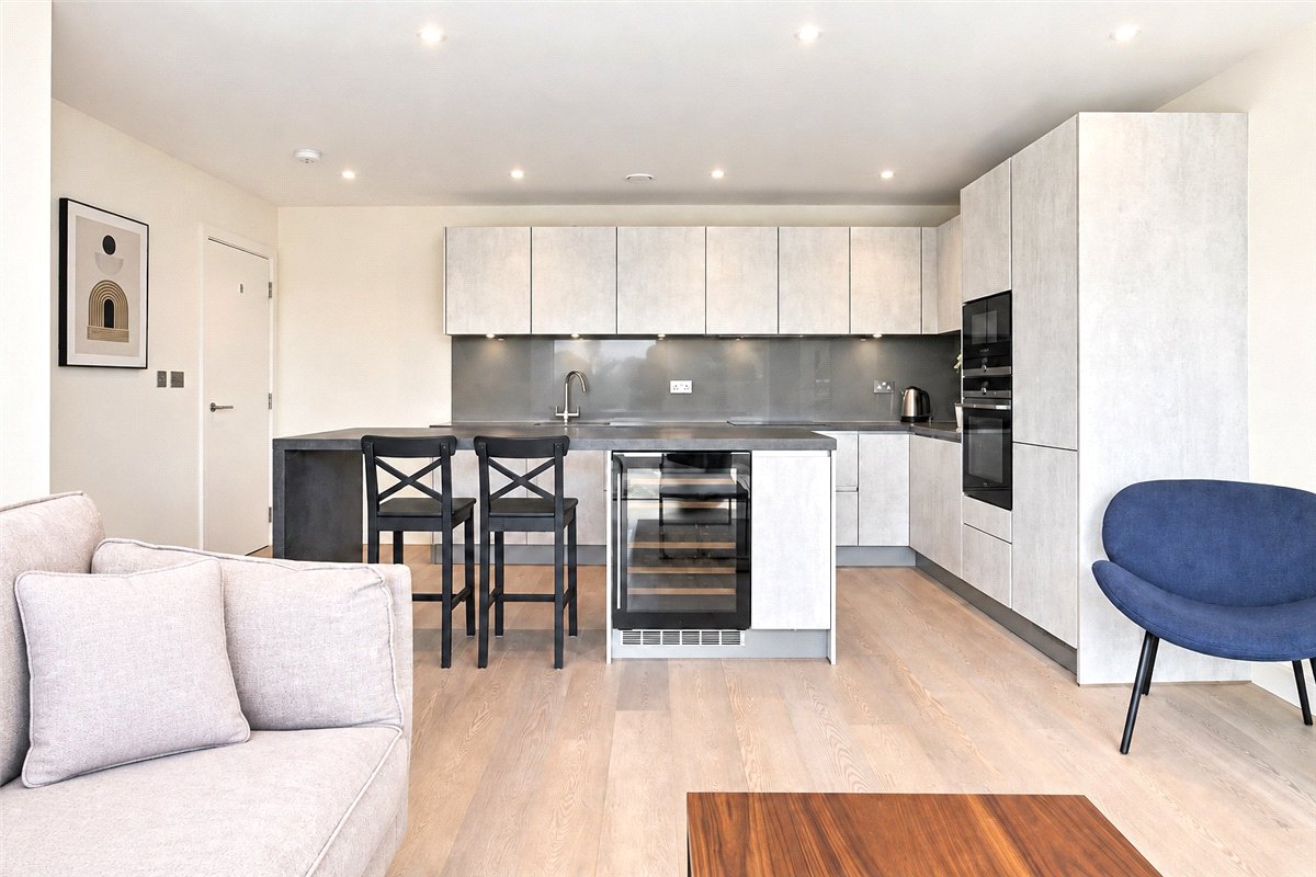 3 bedroom Flat, Broomhouse Lane, London, SW6 - Available, Image 2
