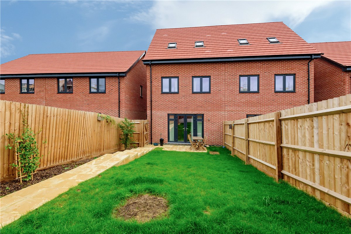 3 bedroom House, Fearnley Close, Glebe Farm, MK17 - Available, Image 9