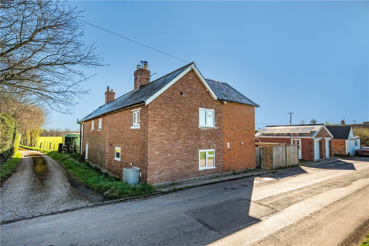 2 bedroom Cottage, Broad Street, Beechingstoke, SN9 - Available
