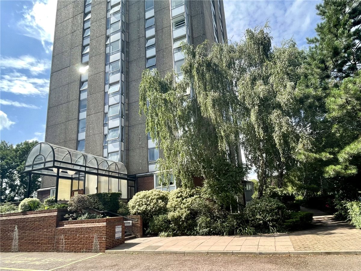 2 bedroom Flat, Eagle Heights, Bramlands Close, Battersea, SW11 - Sold