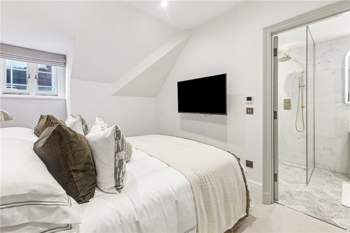3 bedroom Maisonette, Stratton Street, Mayfair, W1J - Available, Image 12