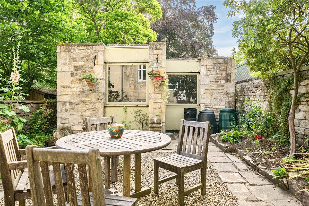 2 bedroom Maisonette, St. James's Square, Bath, BA1 - Available, Image 2