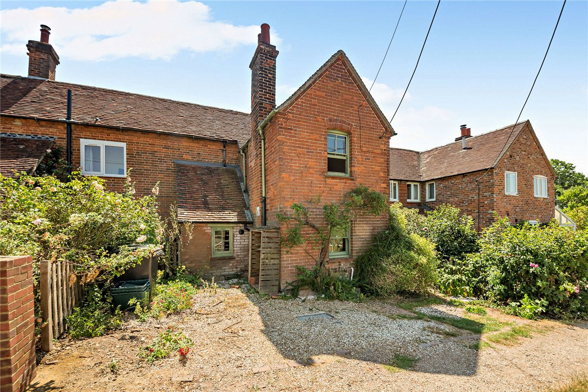 2 bedroom House, Harts Hill Road, Thatcham, RG18 - Available, Image 2