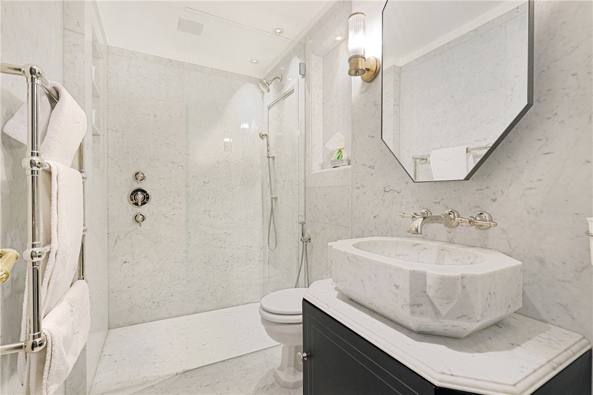 3 bedroom Flat, Pont Street, Knightsbridge, SW1X - Available, Image 15