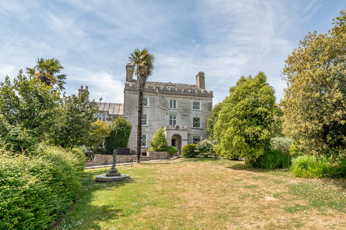 8 bedroom House, High Street, Swanage, BH19 - Available