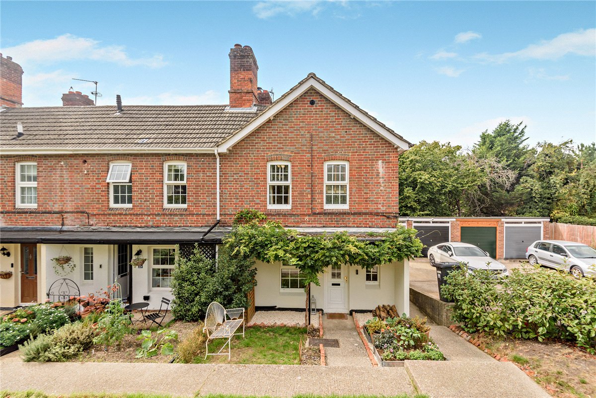 2 bedroom House, Pear Tree Lane, Newbury, RG14 - Available