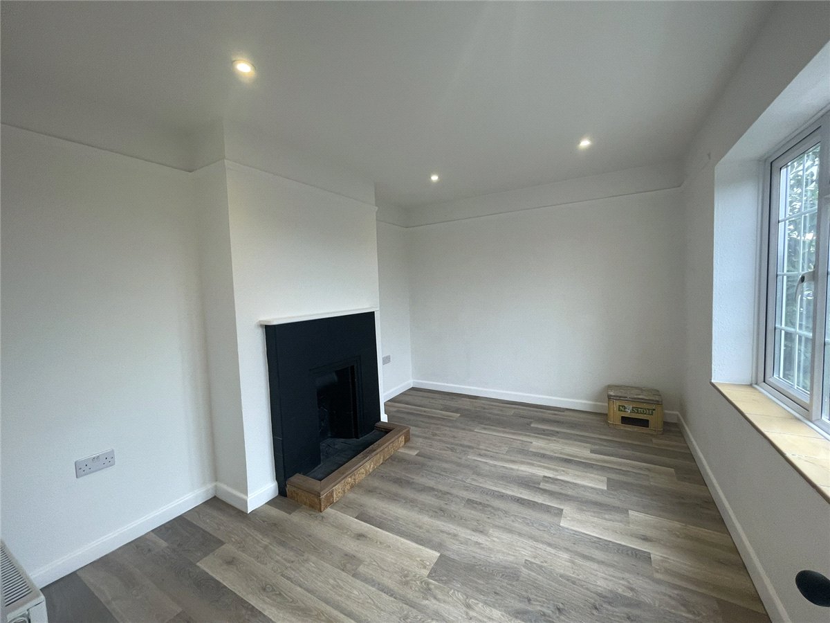 3 bedroom House, Overton, Basingstoke, RG25 - Available, Image 2