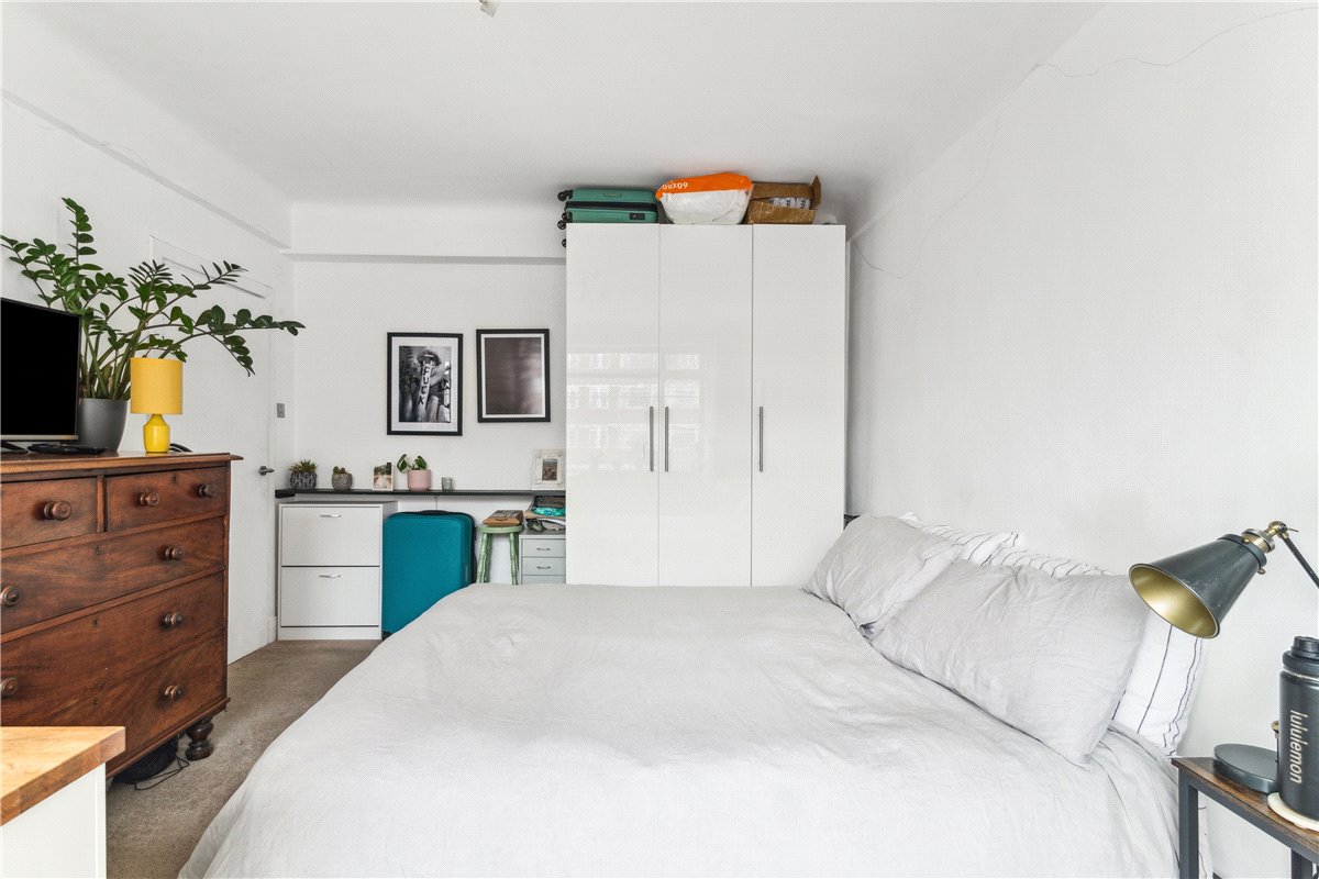 1 bedroom Flat, Balham High Road, London, SW17 - 