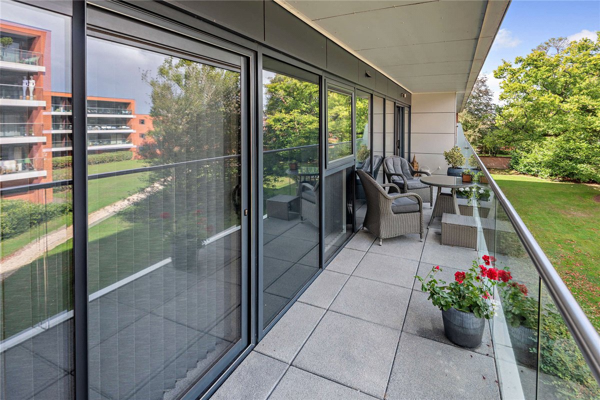 2 bedroom Flat, Racecourse Road, Newbury, RG14 - Available, Image 12